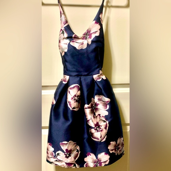 Flattering Midnight Doll Floral Dress🌸 perfect for a fancy occasion - Picture 1 of 5